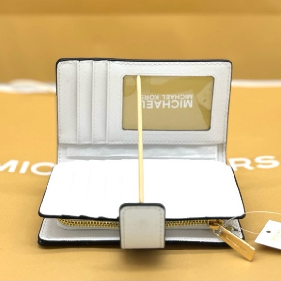 Michael Kors Medium Bifold Zip Chain Wallet Optic White - Picture 8 of 9